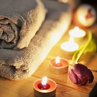 Candles and towels in an ambient therapy room